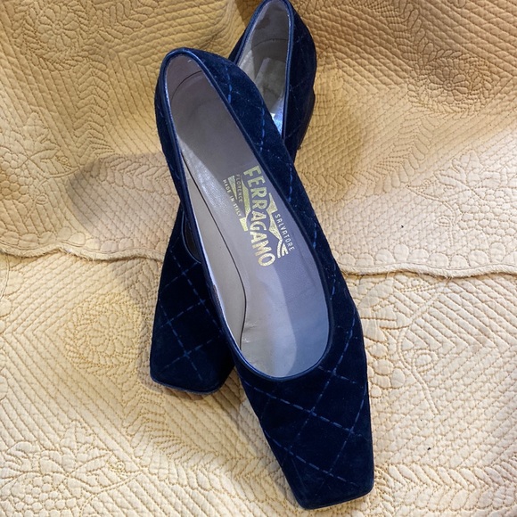 Ferragamo Black Suede/ Calf Pump W/Diamond Stitched Pattern Detail EUC - Picture 1 of 7